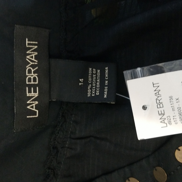 🎉Host Pick 🎉Lane Bryant Black Sleeveless Top with Gold accents on collar - Picture 5 of 7